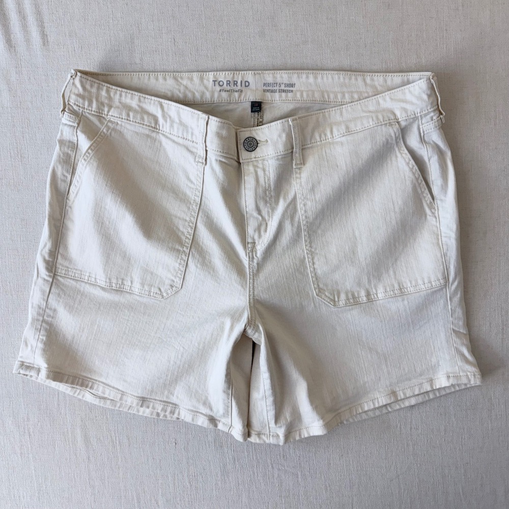 Torrid Vintage Stretch Perfect 5" Patch Pocket Shorts Womens 18 Cream